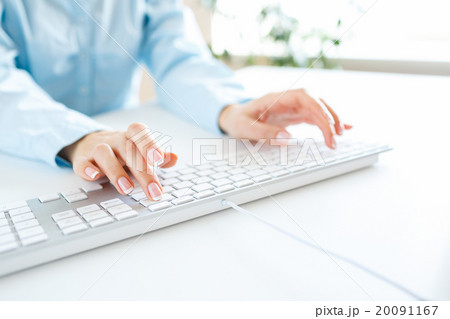 Woman office worker typing on the keyboard 20091167