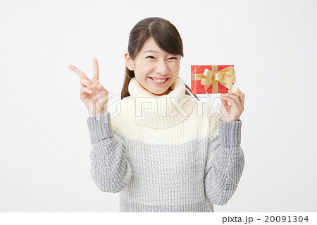 プレゼントを持つ女性　ピースサイン 20091304