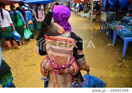 ベトナム バクハの市場 花モン族のおばあさんとあかちゃん の写真素材