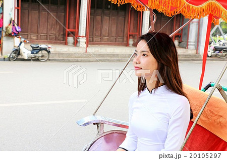 ベトナム　ハノイのアオザイ美人 20105297