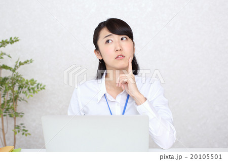 困っているビジネスウーマン 20105501