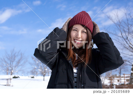 雪景色とミドルの女性 雪景色とミドルの女性 20105689