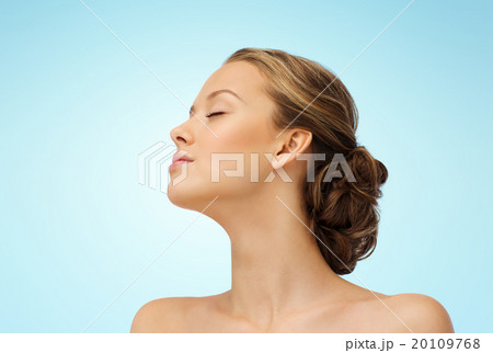 young woman face side view and shoulders 20109768