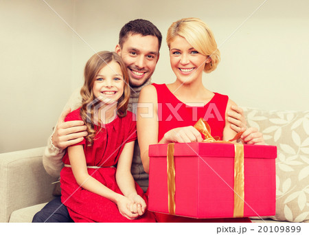 happy family opening gift box 20109899