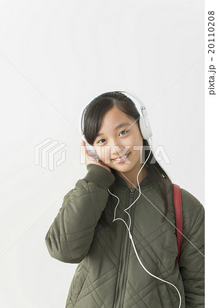 ヘッドホンで音楽を聴く中学生の写真素材 1108