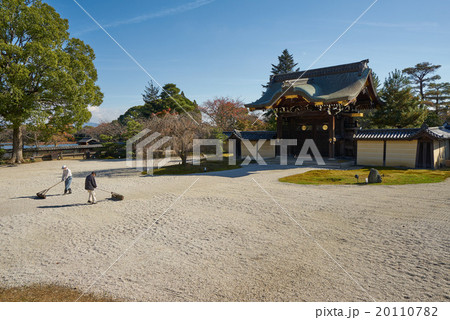白砂の手入れ、大覚寺の白砂庭園、京都 20110782