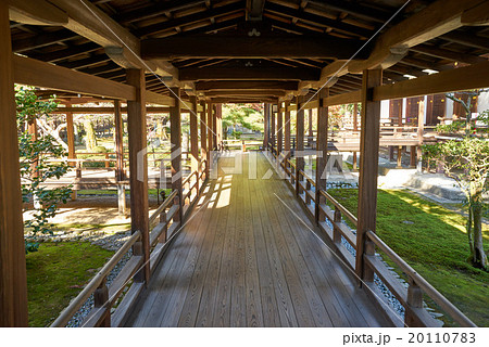 板目が美しい渡り廊下（回廊）、大覚寺、京都 20110783