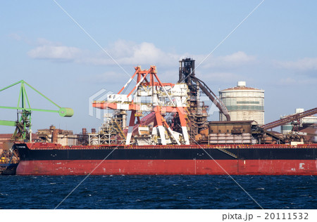 名古屋港の製鉄所と荷役中の貨物船の景色 20111532