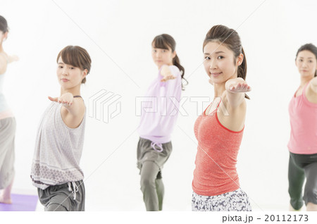 ヨガのレッスンを受ける女性 ヨガのレッスンを受ける女性 20112173