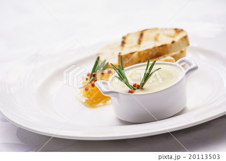 pate with toast 20113503