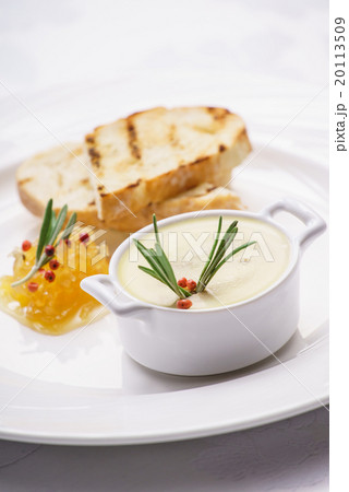 pate with toast 20113509