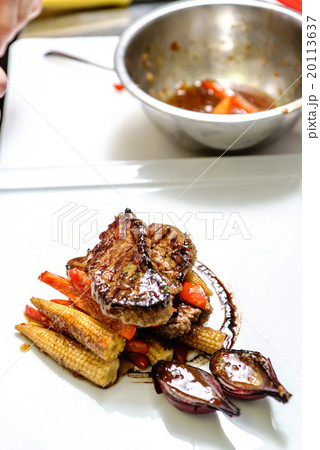 chef making steak 20113637