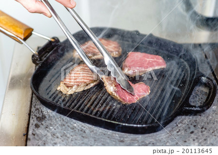 chef making steak 20113645