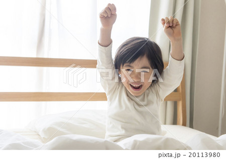 ベッドに入る幼い女の子の写真素材 ベッドに入る幼い女の子の写真素材