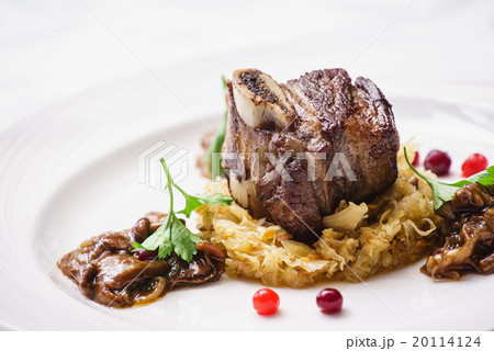 meat with cabbage 20114124