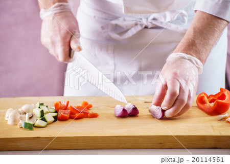 chef cutting vegetables chef cutting vegetables 20114561