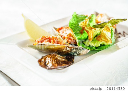 mussels baked with parmesan and herbs 20114580