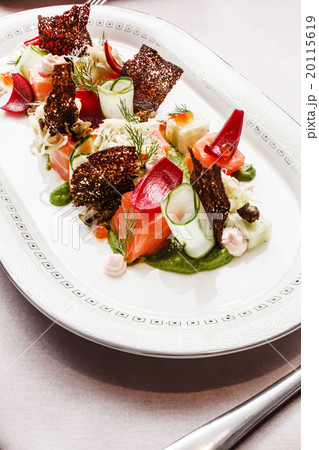 salmon with vegetables 20115619