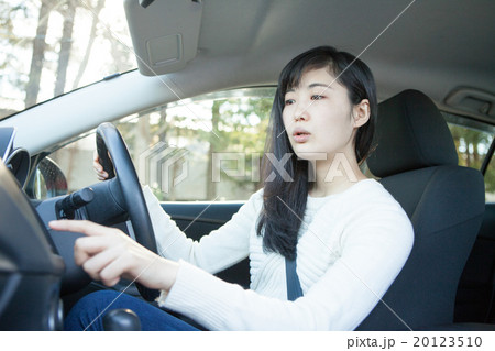自動車に乗る女性　カーナビ 20123510