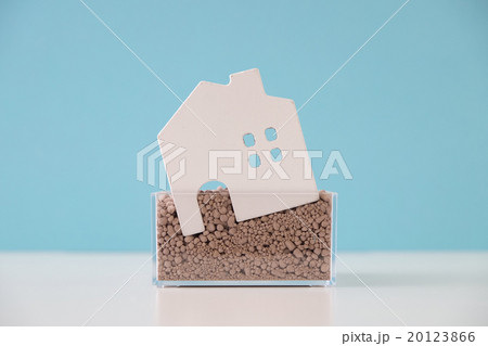 傾いた家 20123866