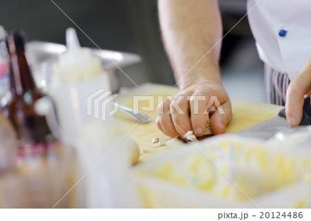 chef preparing food 20124486