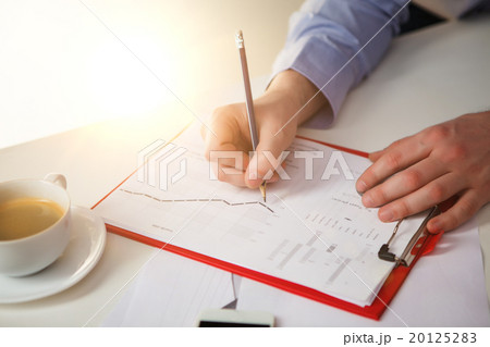 The male hand drawing a graph of growth 20125283