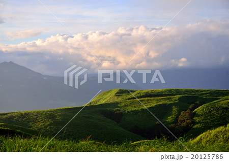 早朝の阿蘇外輪山 早朝の阿蘇外輪山 20125786
