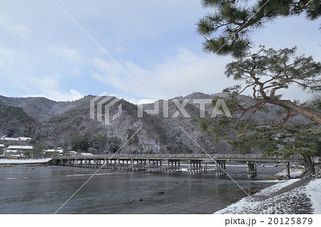 京都　雪の嵐山渡月橋 20125879