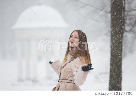 The joy of falling snow 20127700