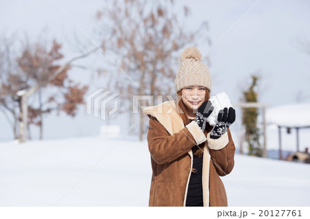 雪の積もる公園を散歩するミドルの女性 20127761