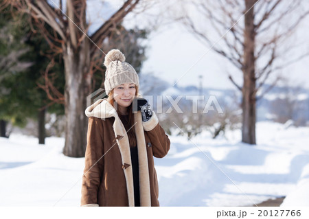 雪の積もる公園を散歩するミドルの女性 雪の積もる公園を散歩するミドルの女性 20127766