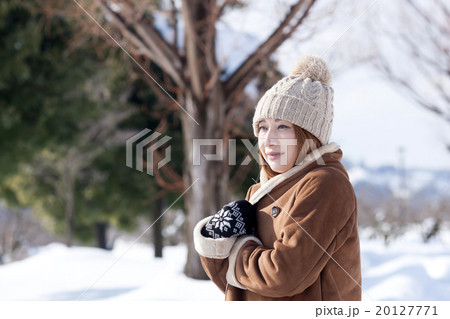 雪の積もる公園を散歩するミドルの女性 雪の積もる公園を散歩するミドルの女性 20127771