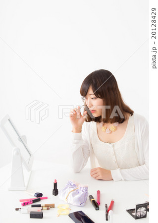メイク中の女性 20128429