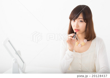 メイク中の女性 メイク中の女性 20128437