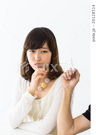 煙草を嫌がる女性 20128514