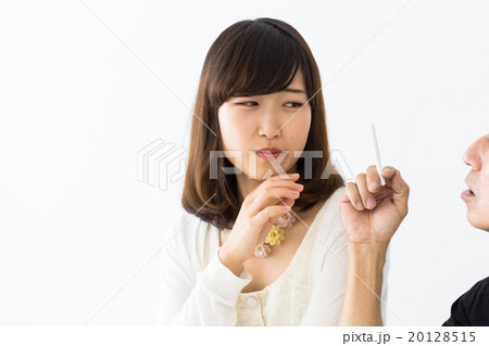 煙草を嫌がる女性 20128515