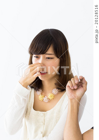 煙草を嫌がる女性 20128516
