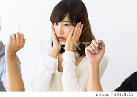 煙草を嫌がる女性 20128518