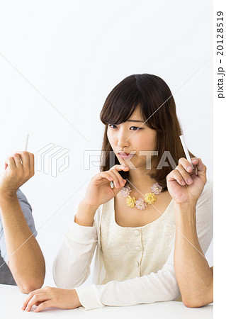 煙草を嫌がる女性 20128519