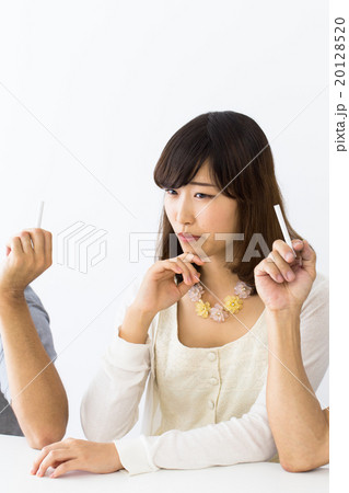 煙草を嫌がる女性 20128520