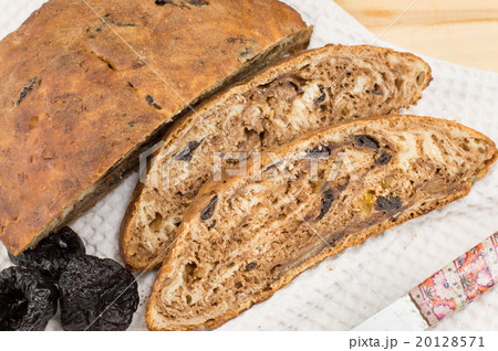 dried plums bread 20128571