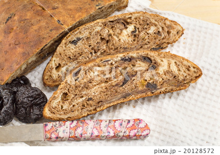 dried plums bread 20128572