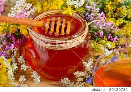 Honey in jar 20129725