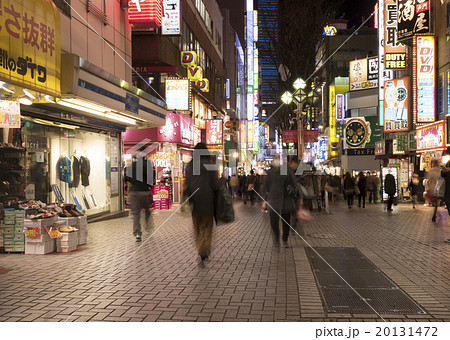 新宿駅前繁華街 新宿歌舞伎町へ向かう通りの雑踏 スローシャッター 新宿駅前繁華街 新宿歌舞伎町へ向かう通りの雑踏 スローシャッター 20131472