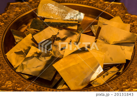 The golden sheet on tray with pedestal The golden sheet on tray with pedestal 20131843