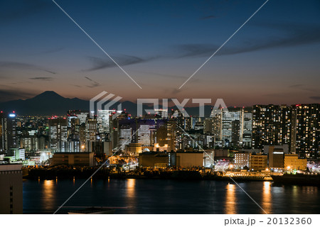 シルエットで浮かび上がる夕暮れ時の富士山 20132360