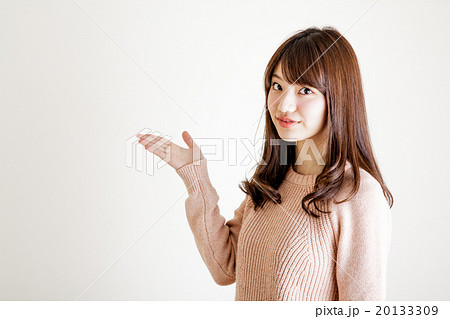 オススメ画像・紹介する若い女性 オススメ画像・紹介する若い女性 20133309
