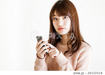 スマホで返信する女性 スマホで返信する女性 20133318