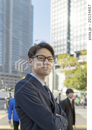 ビジネスマン ポートレート 腕組み カメラ目線 東京駅前 丸の内 オフィス街 ビジネスマン ポートレート 腕組み カメラ目線 東京駅前 丸の内 オフィス街 20134667