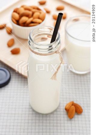 Almond milk 20134909